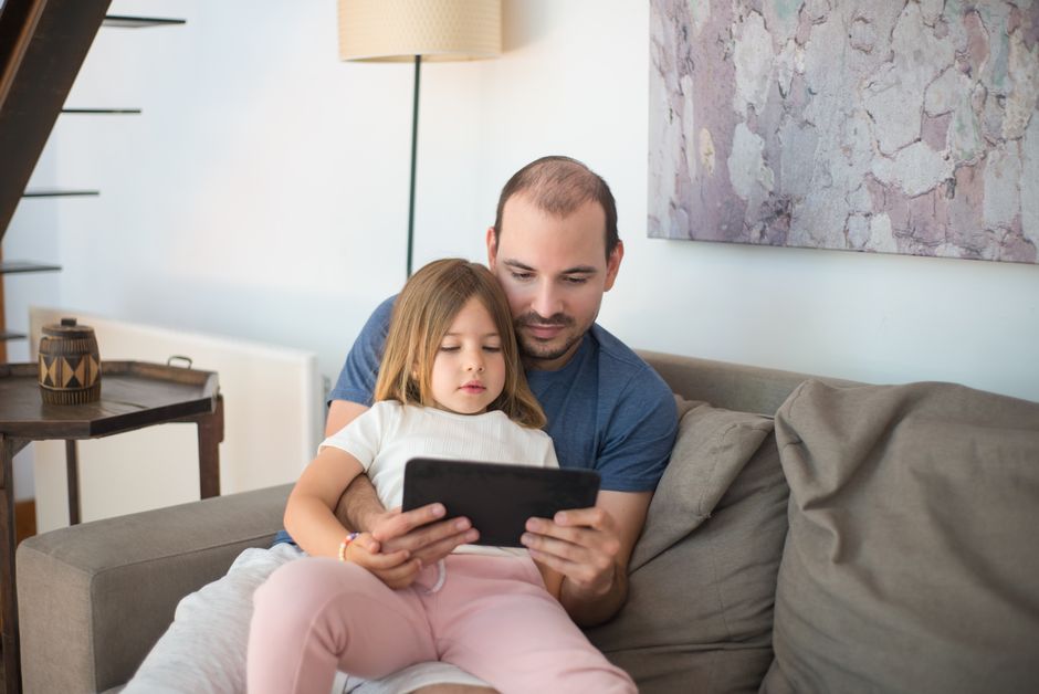 Bildschirmzeit für Kinder einstellen: Vater und Tochter mit einem Tablet – Foto: Kampus Production / Pexels