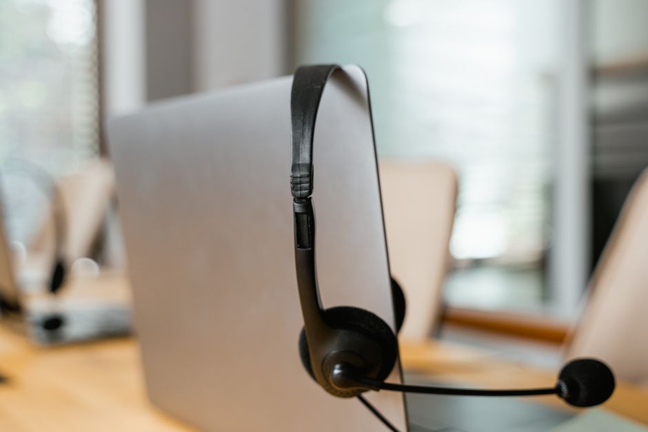 Standortvernetzung für KMU: Warum zwei Büros schnell zu zwei Inseln werden – Foto: MART  PRODUCTION / Pexels
