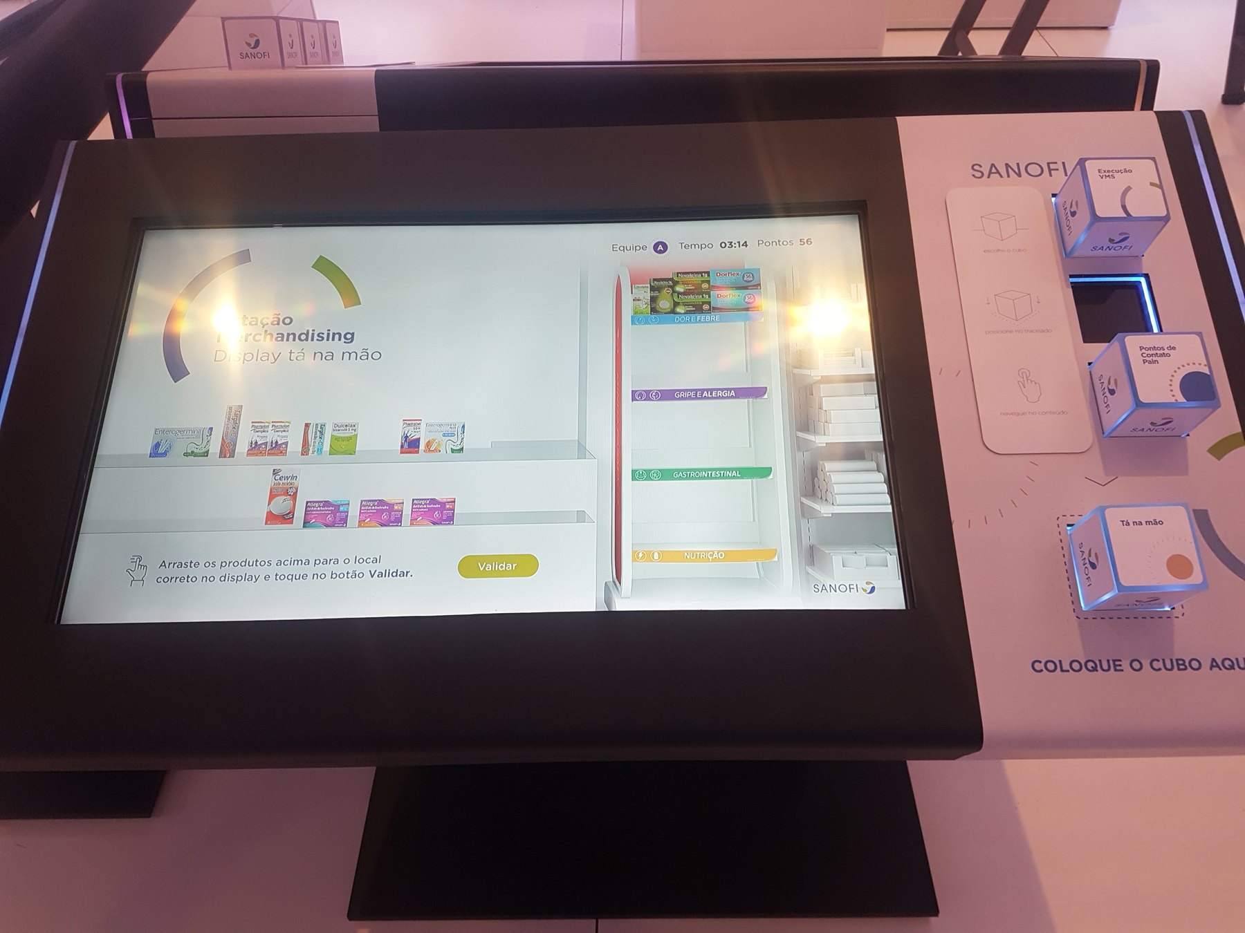 Tela da Mesa Cubos com o planograma arrastavel da Sanofi, mostrando equipe, tempo e pontos no alto