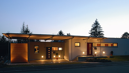 Ansicht Mehrfamilienhaus bei Nacht