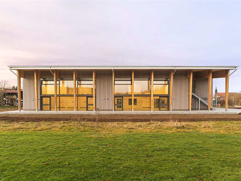 Außenansicht der Halle Hemmendorf am Abend