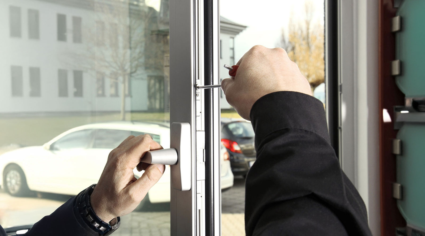 Mann schreibt an einem geöffneten Fenster