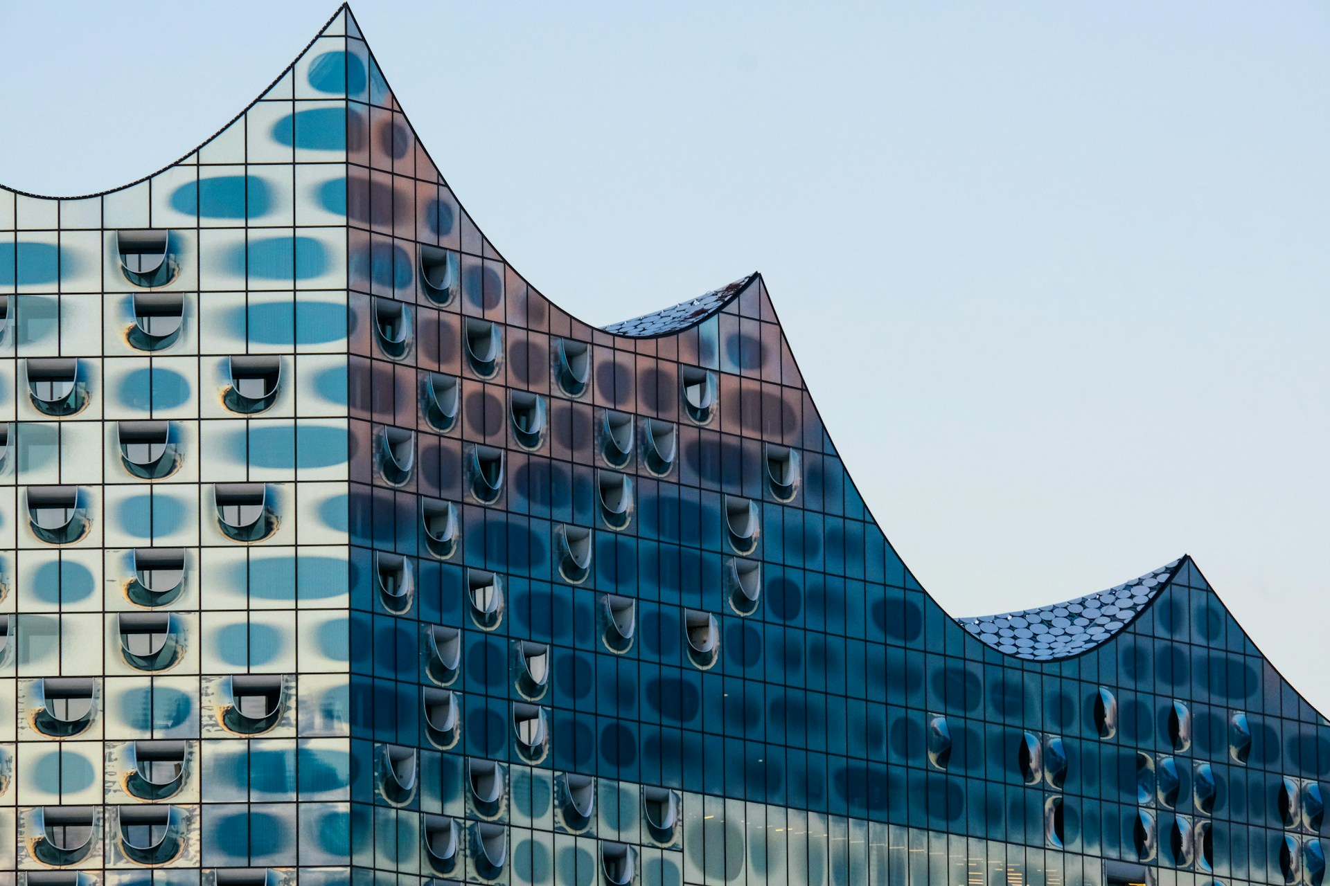 Die Elbphilharmonie in der Hamburger HafenCity, gesehen von der Elbe aus