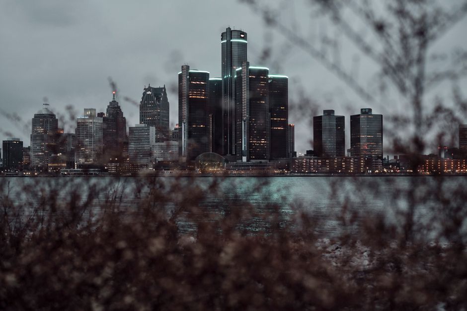 How to Choose Between Salary and Hourly Pay in Detroit