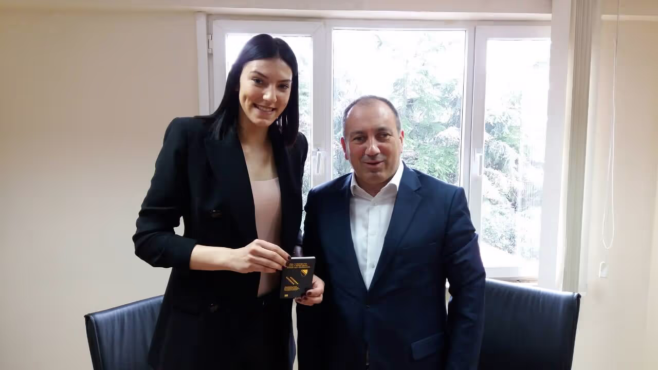 Црнадак уручио дипломатски пасош одбојкашици Тијани Бошковић