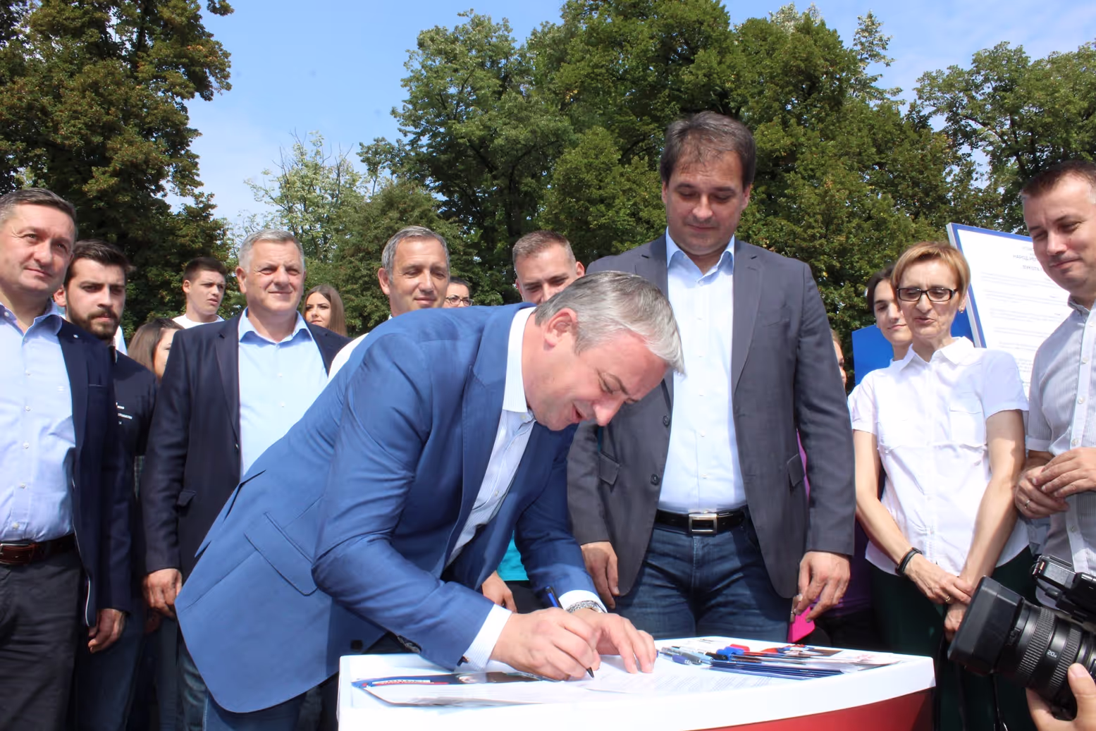 БОРЕНОВИЋ И ГОВЕДАРИЦА ПОТПИСАЛИ УГОВОР СА НАРОДОМ