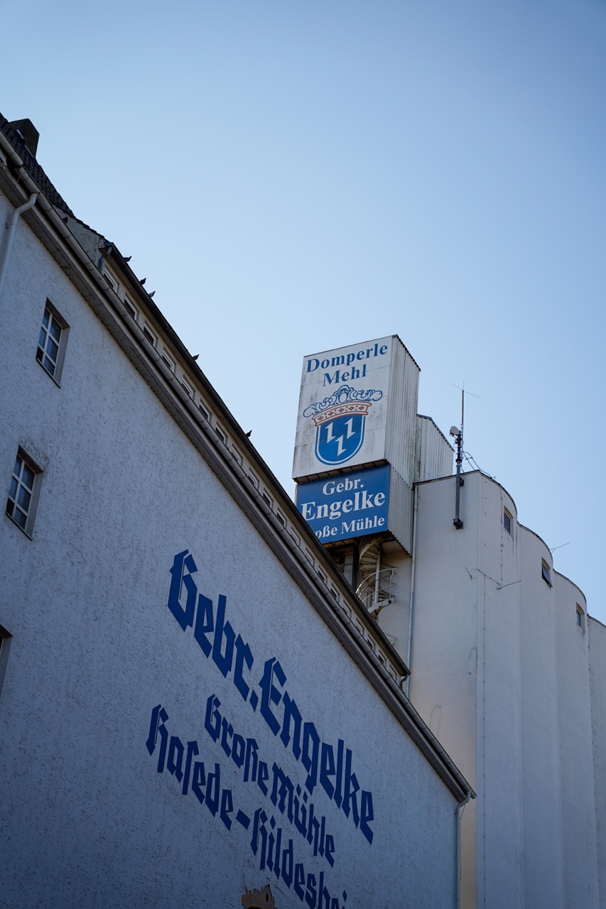 Mühlengebude mit dem Logo der Gebr. Engelke.