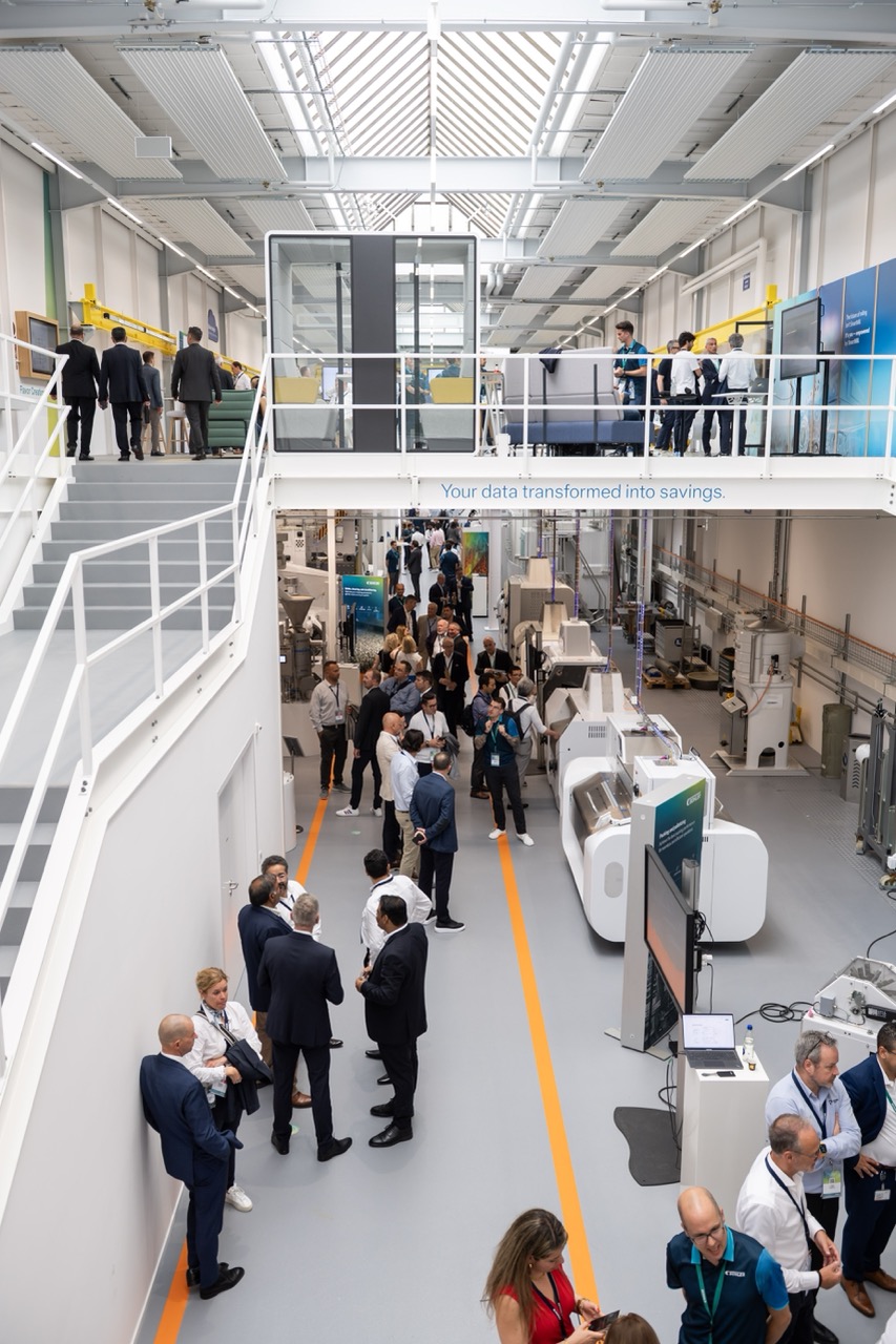 Besucher in einem Testcenter für Getreideanwendungen