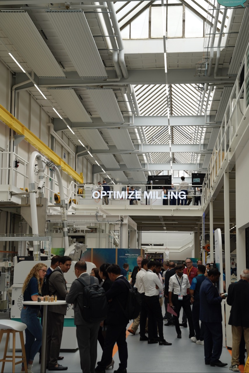 Besucher in einer Fabrikhalle