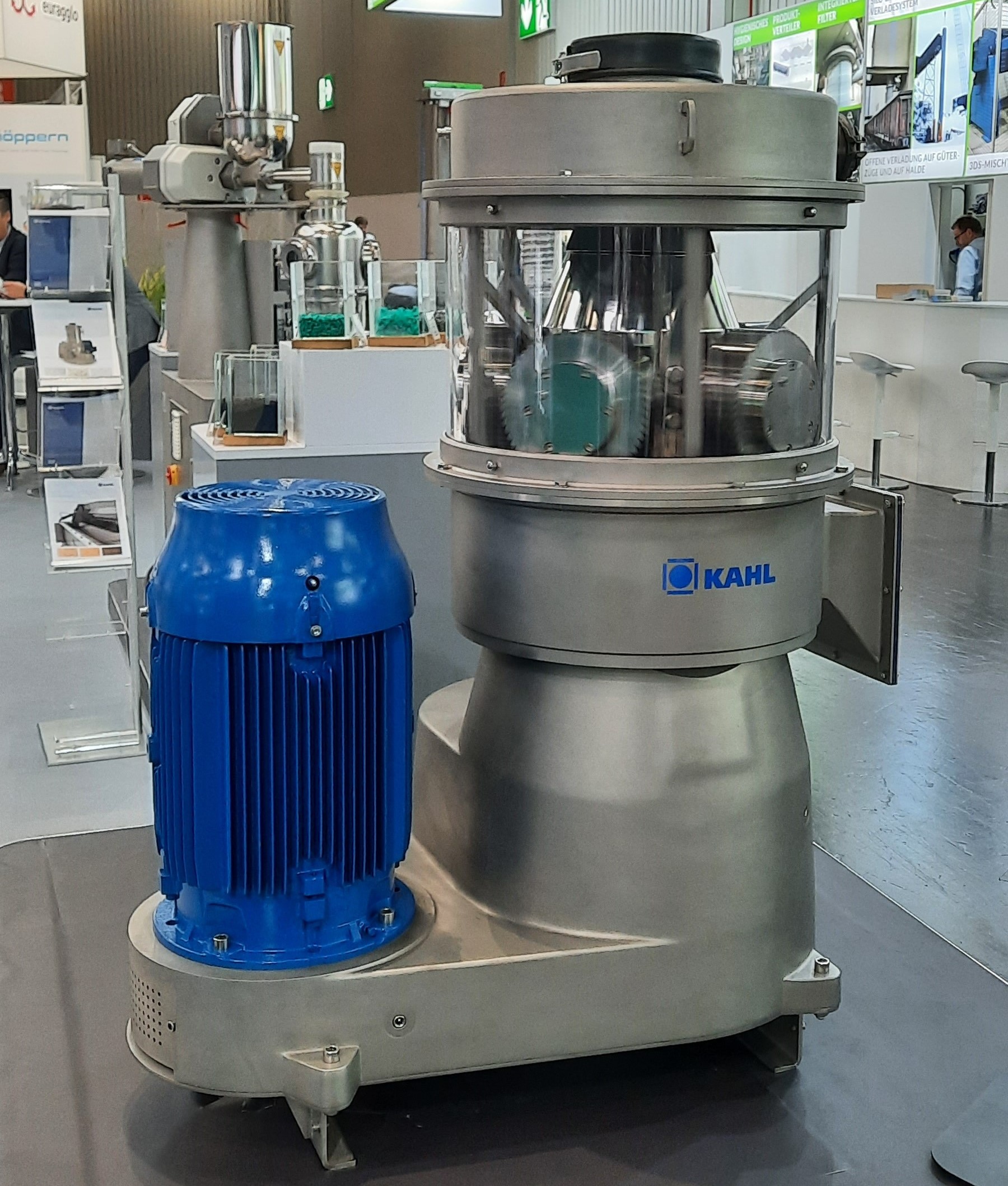 Eine blaue Pelletpresse