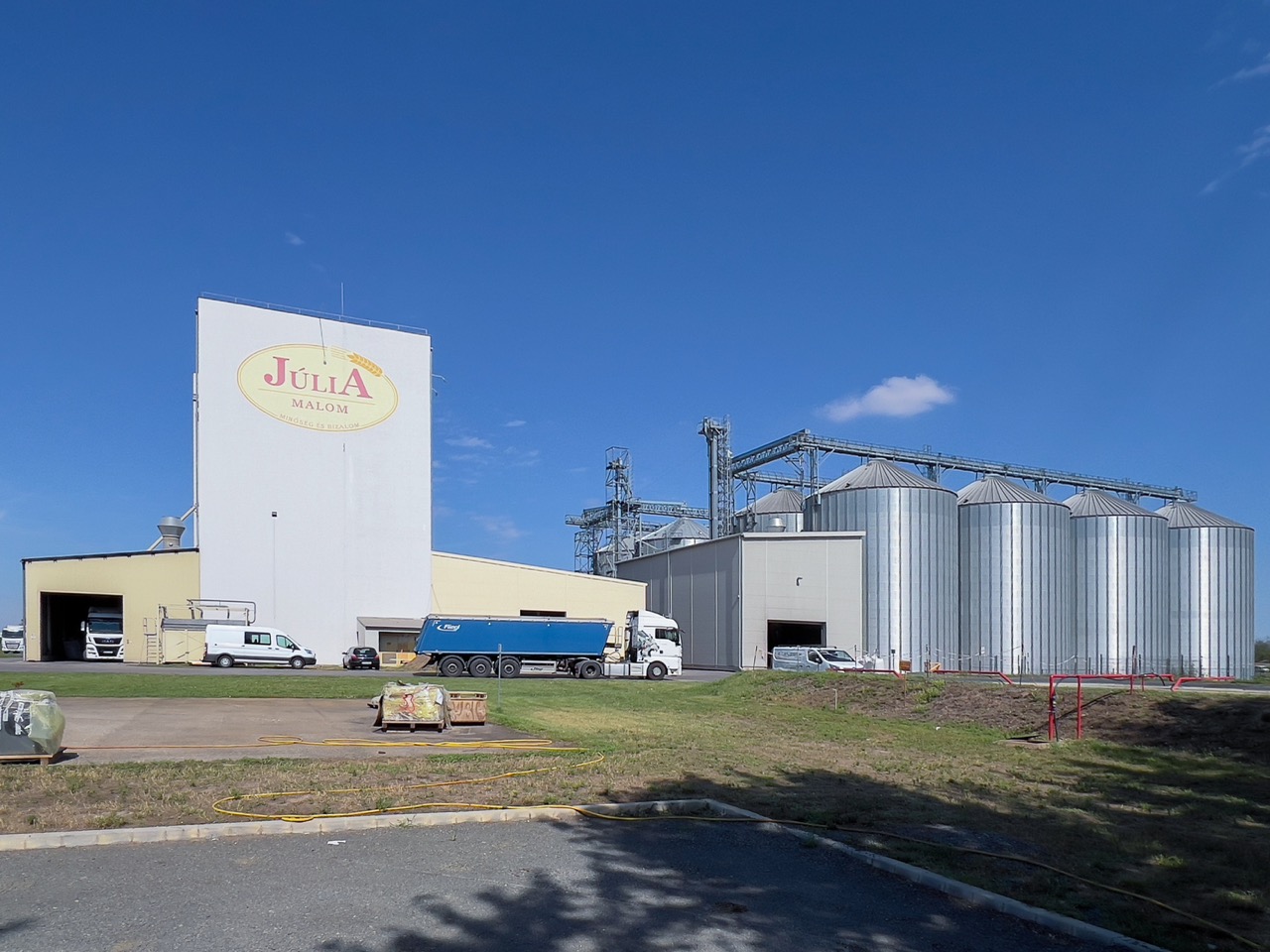 Ein Mühlengebäude mit 16 Silos. 