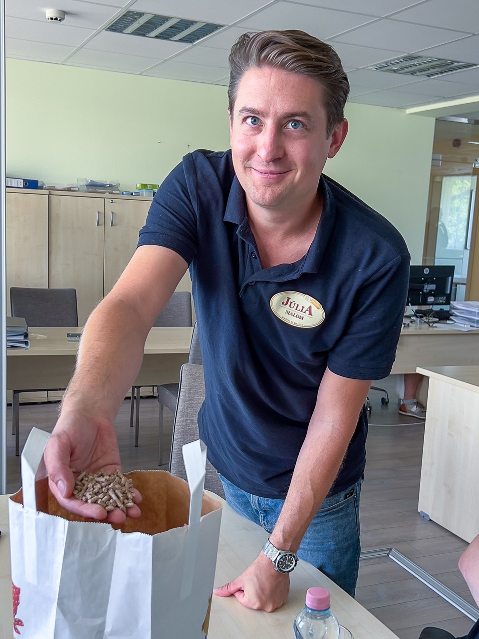 Ein Mann zeigt Pellets für Tierfutter.
