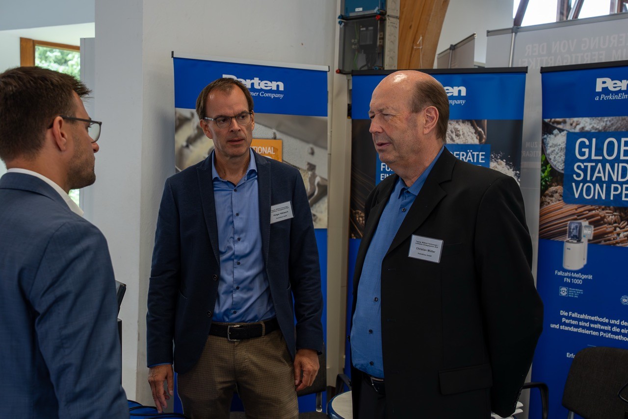 3 Männer unterhalten sich 