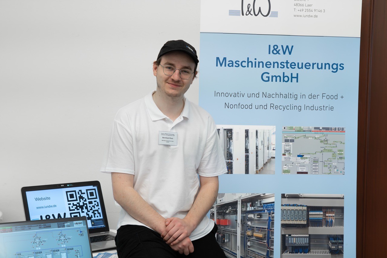 Ein Mann sitzt auf einem Tisch