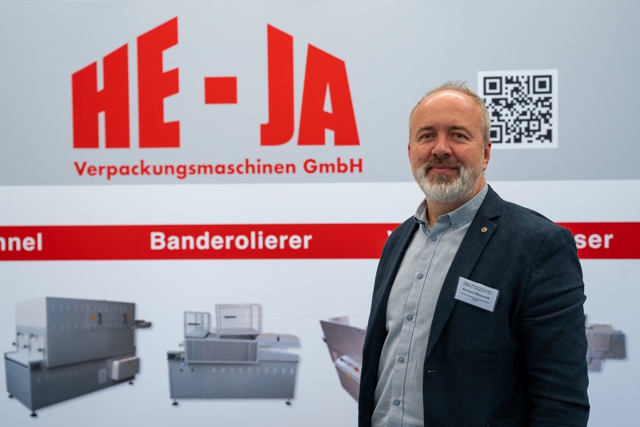 Ein Mann vor einem Plakat
