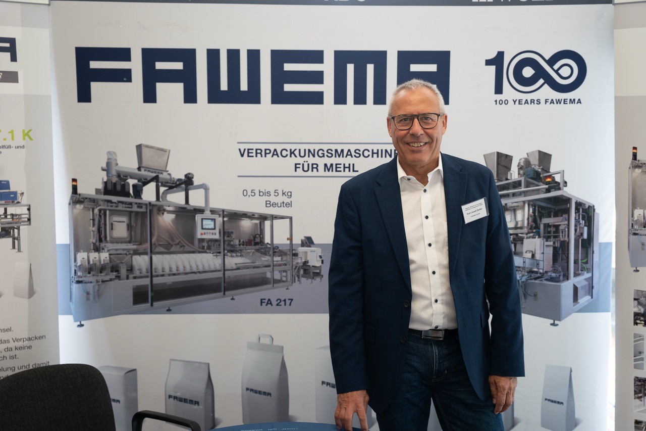 Ein Mann vor einem Plakat