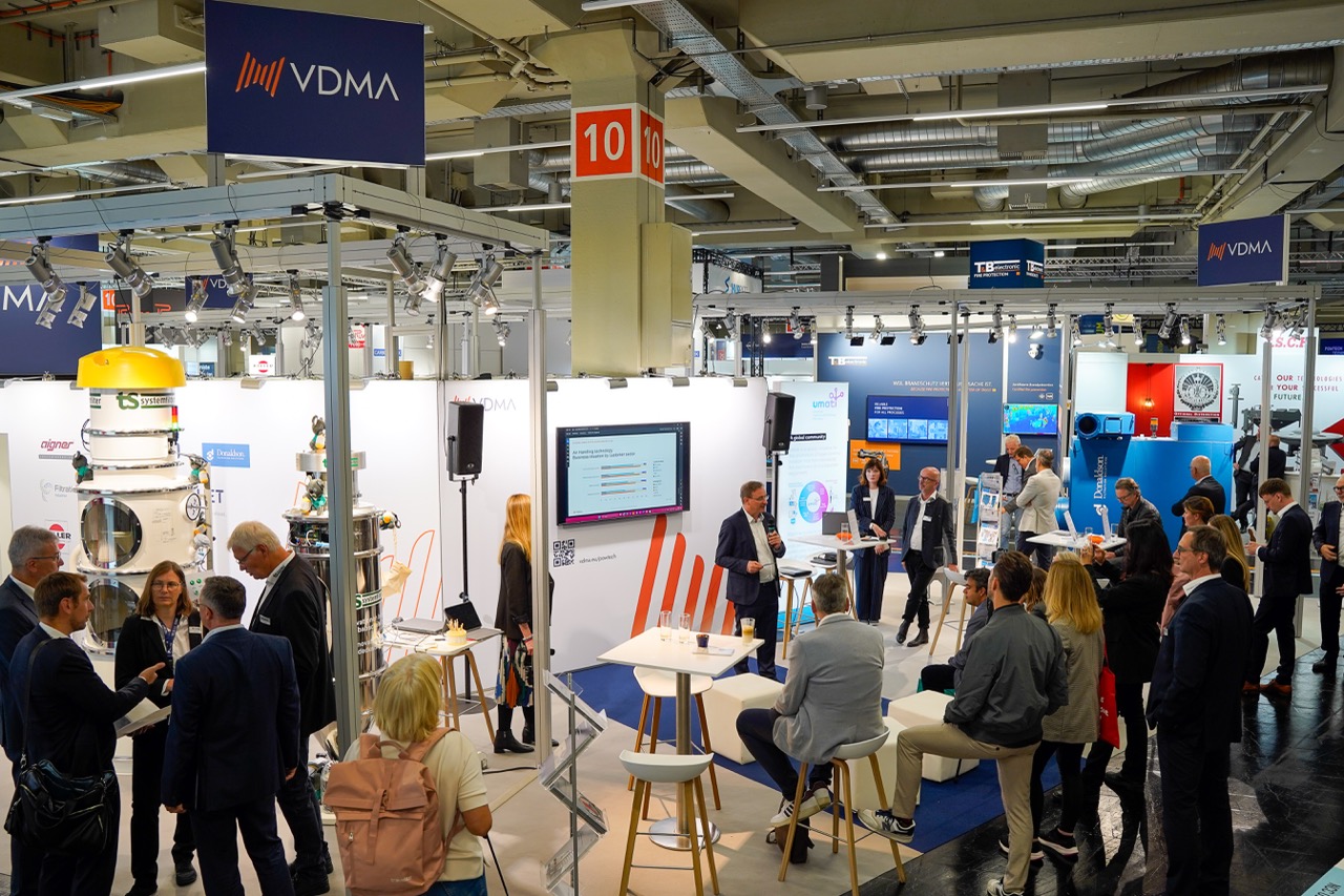 Ein Messestand mit Besuchern
