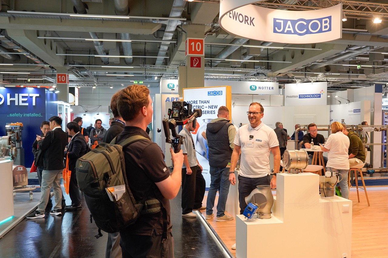 Kamerateam macht ein Interview am Messestand