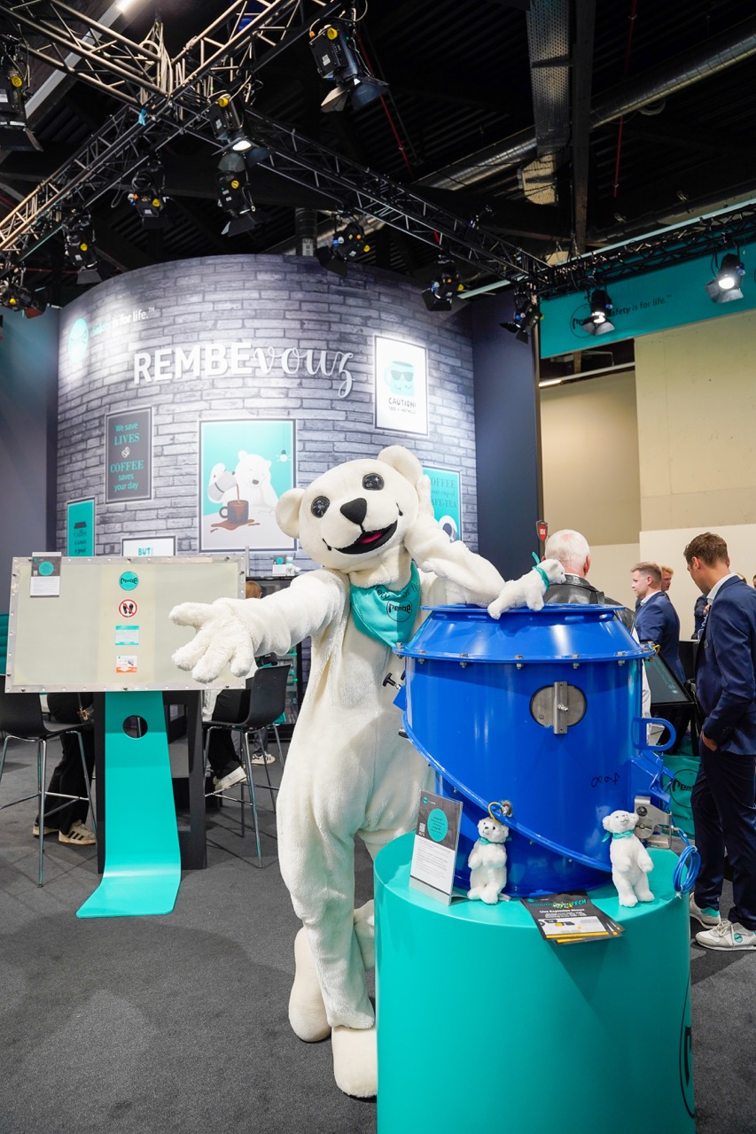 Ein Mann verleidet als Eisbär auf einem Messestand.