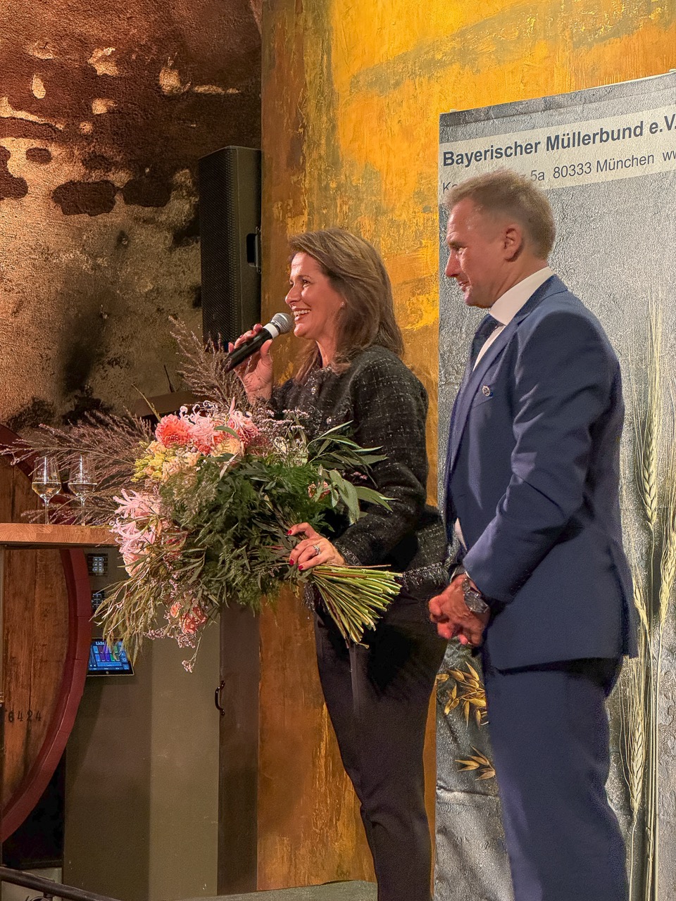 Ein Mann gab einer Frau einen Blumenstrauß