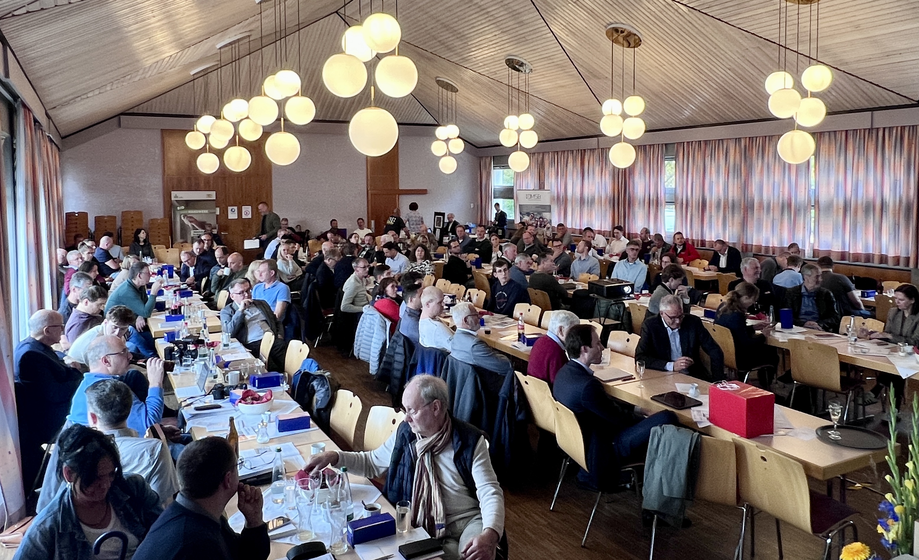 Ein Vortragssaal voller Menschen