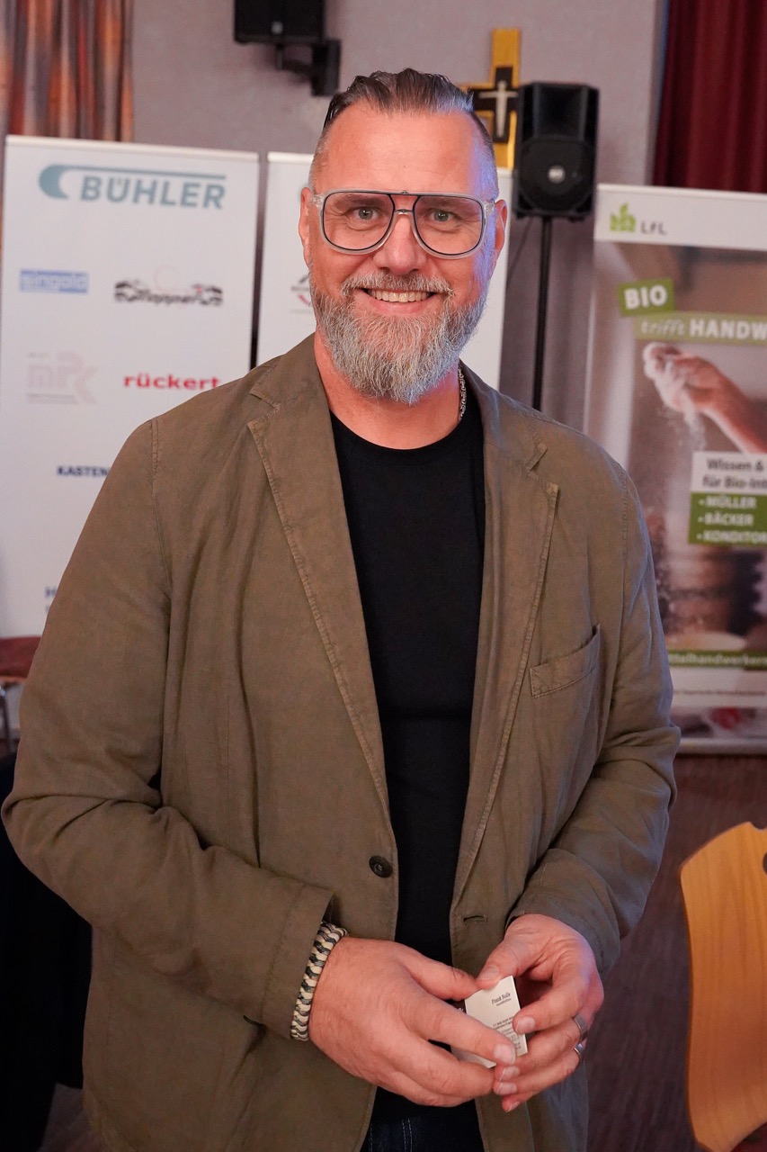 Ein Mann der eine Rede gehalten hat