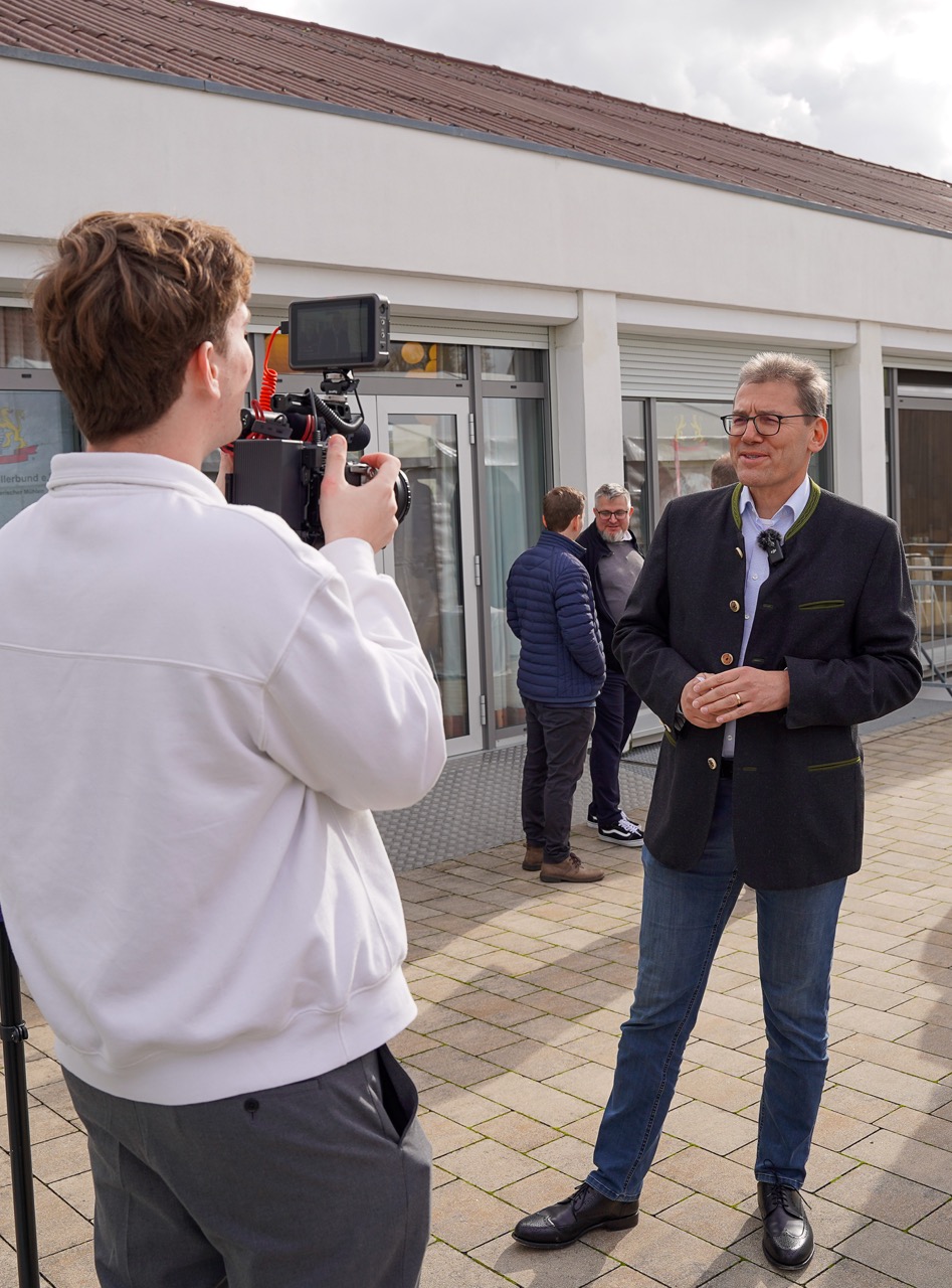 Ein Mann wird gefilmt