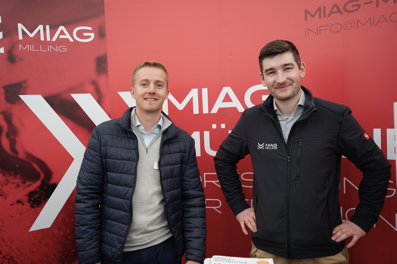 Zwei Männer am MIAG-Stand