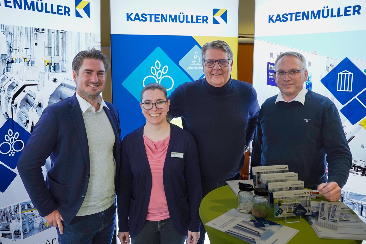 Mitarbeiter am Messestand