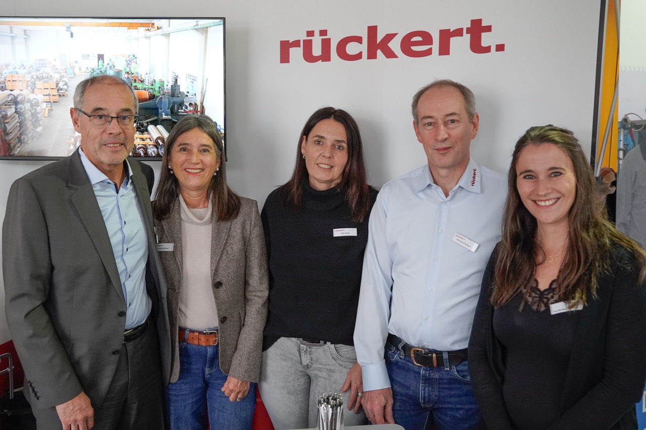 Mitarbeiter am Messestand