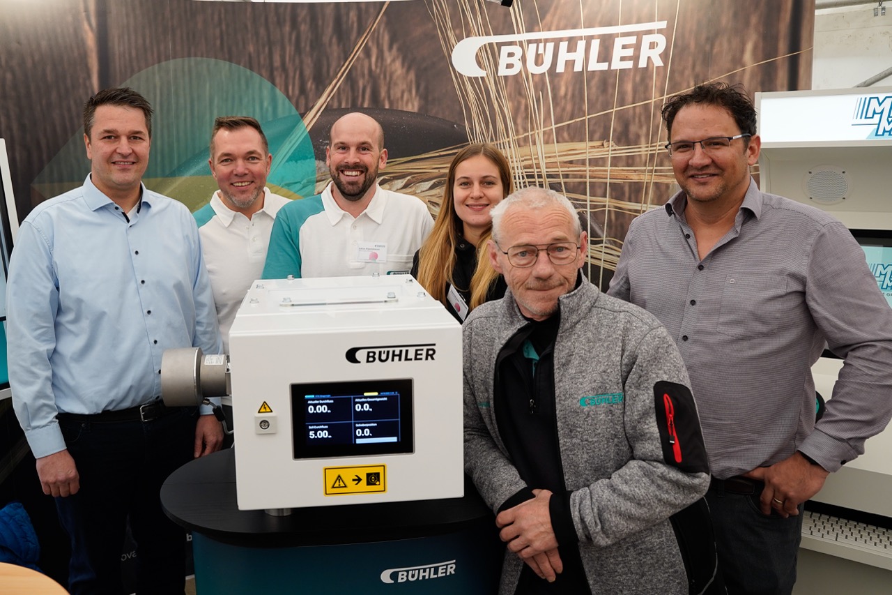 Mitarbeiter am Messestand