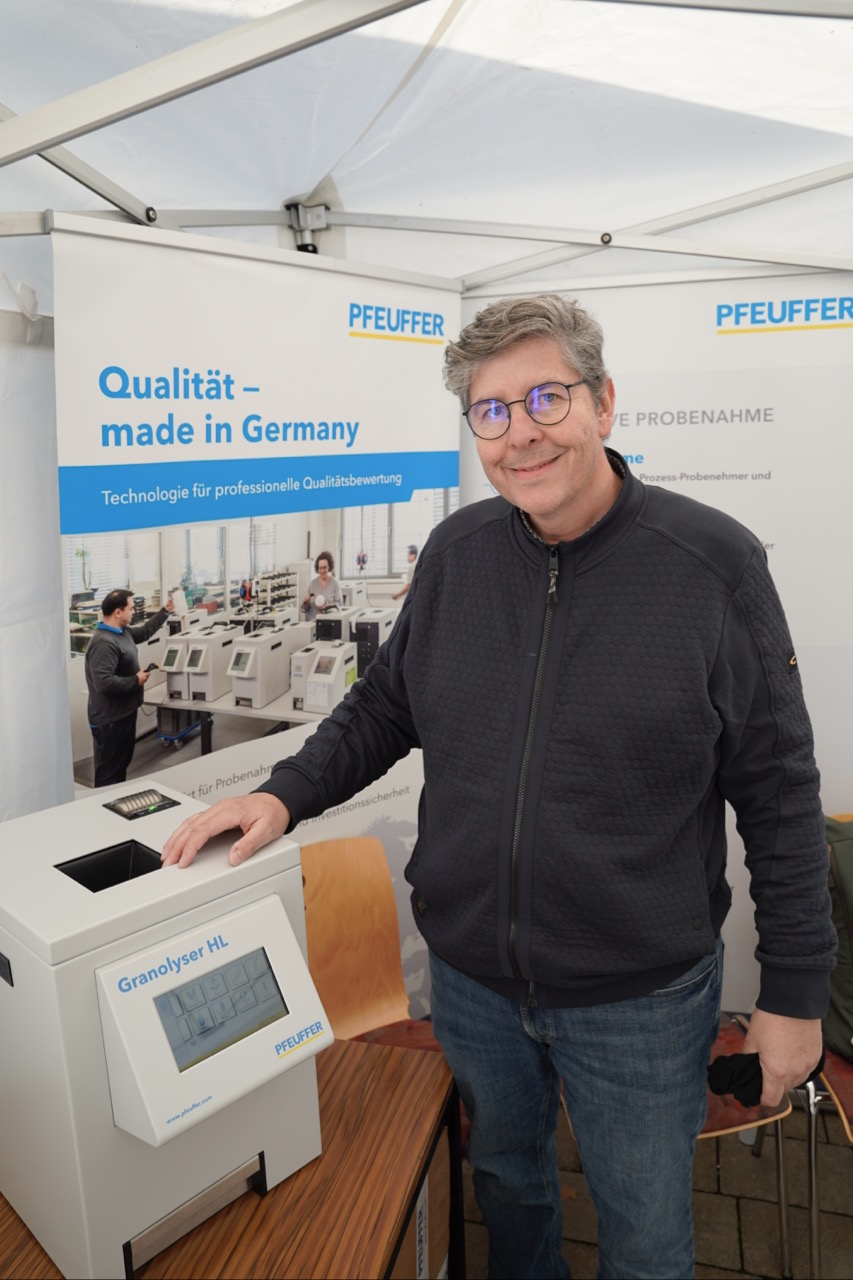 Ein Mann vor seinem Messestand
