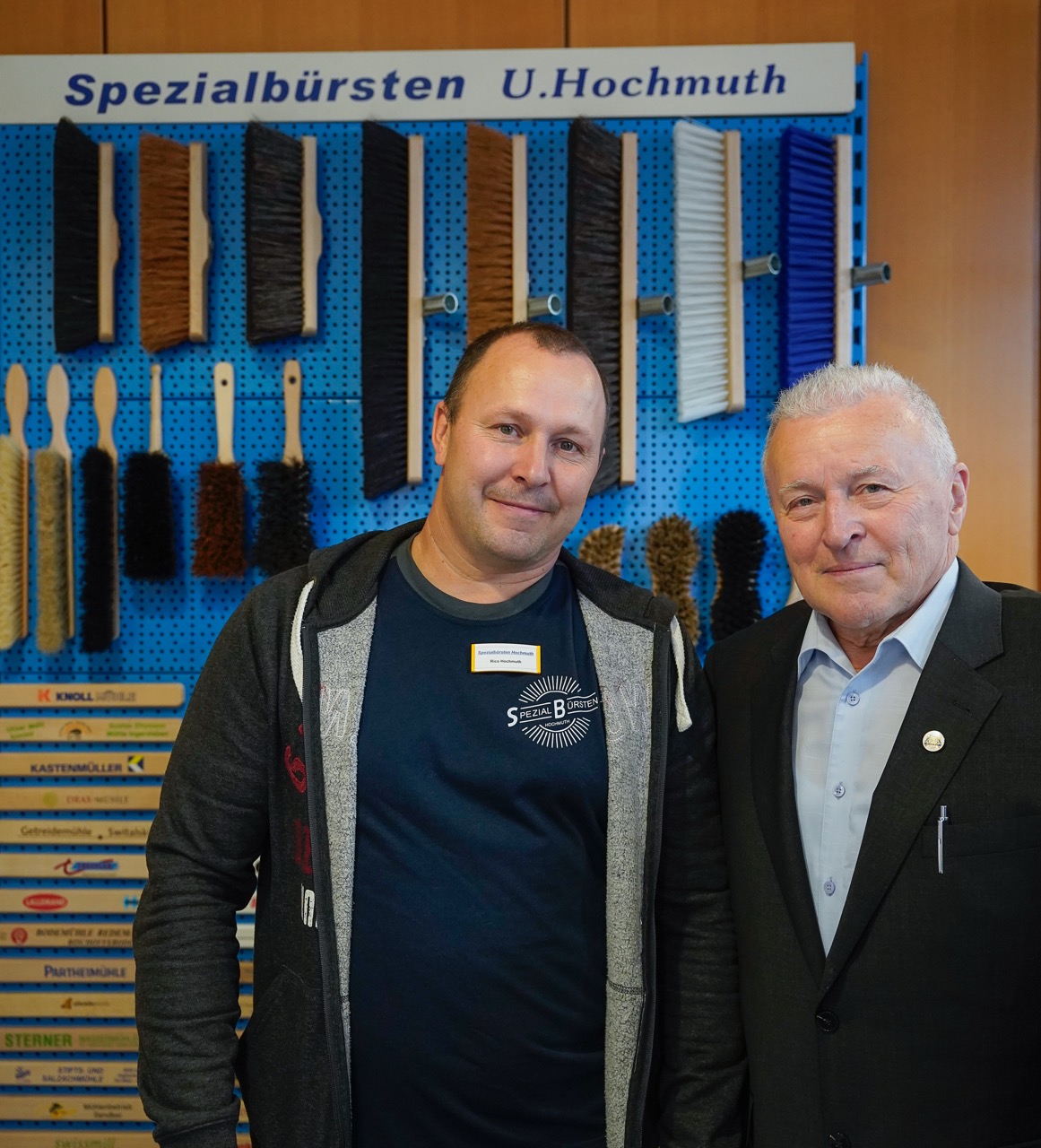 Zwei Männer vor ihrem Messestand