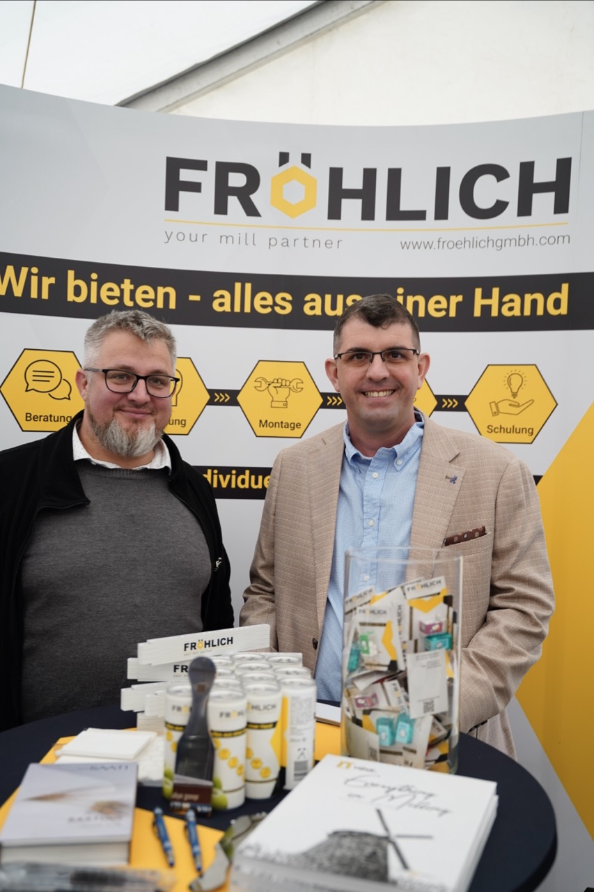 Mitarbeiter am Messestand