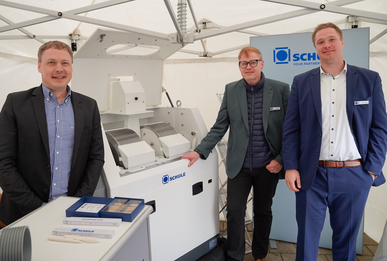 Mitarbeiter am Messestand