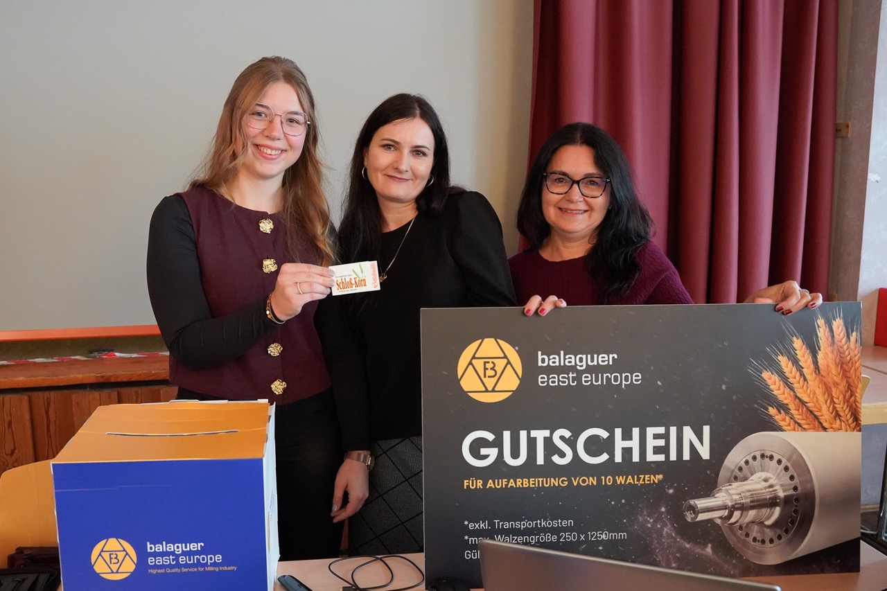 Drei Frauen verlosen einen Gewinn