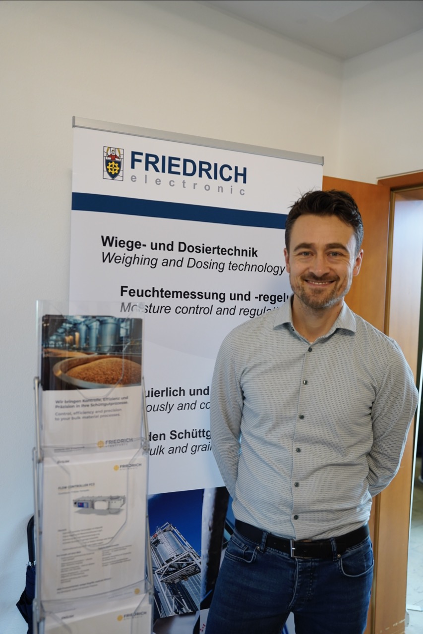 Mitarbeiter am Messestand