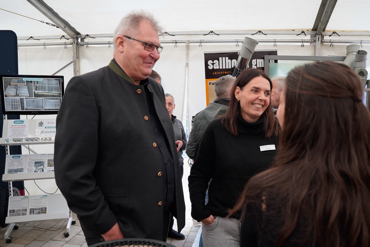 Mitarbeiter am Messestand