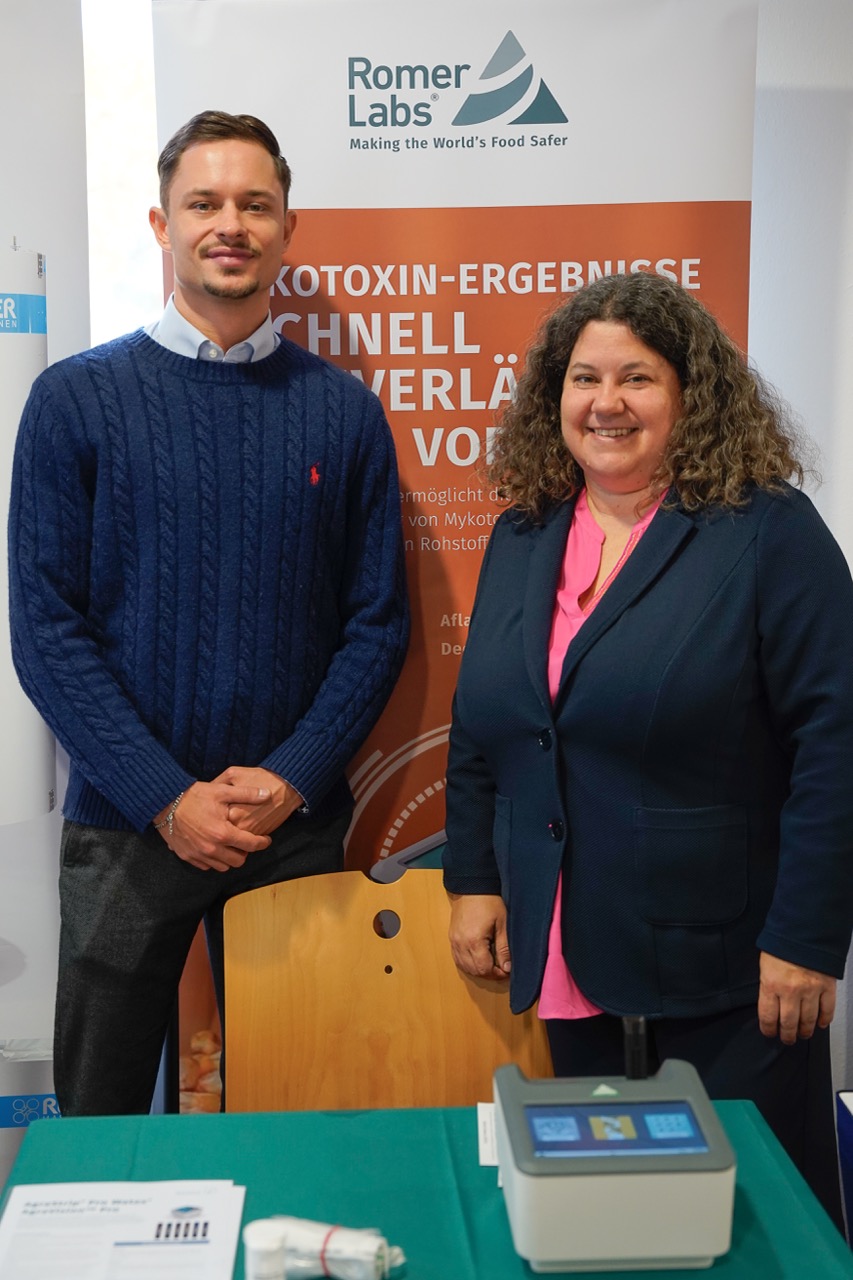 Mitarbeiter am Messestand