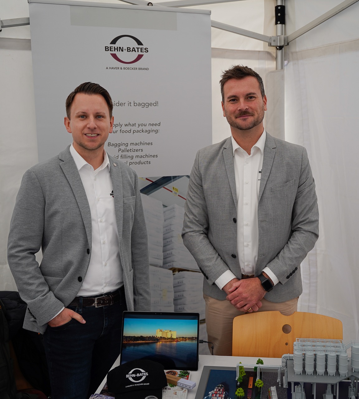 Mitarbeiter am Messestand