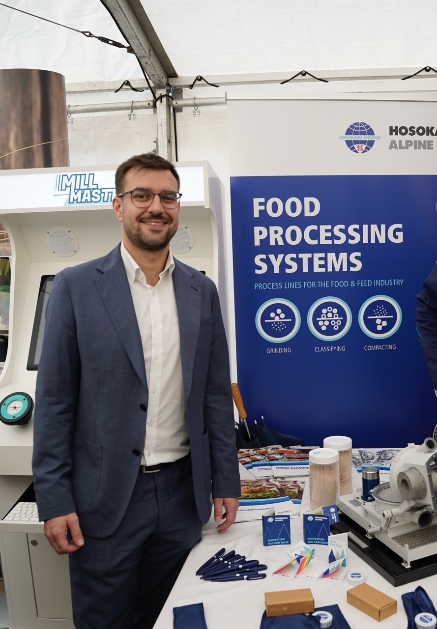 Mitarbeiter am Messestand