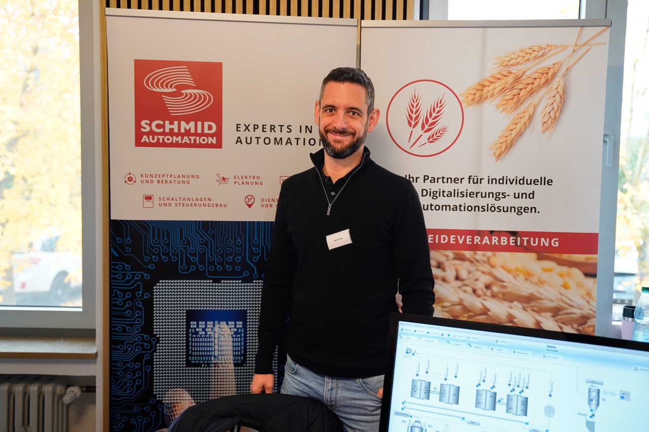 Mitarbeiter am Messestand