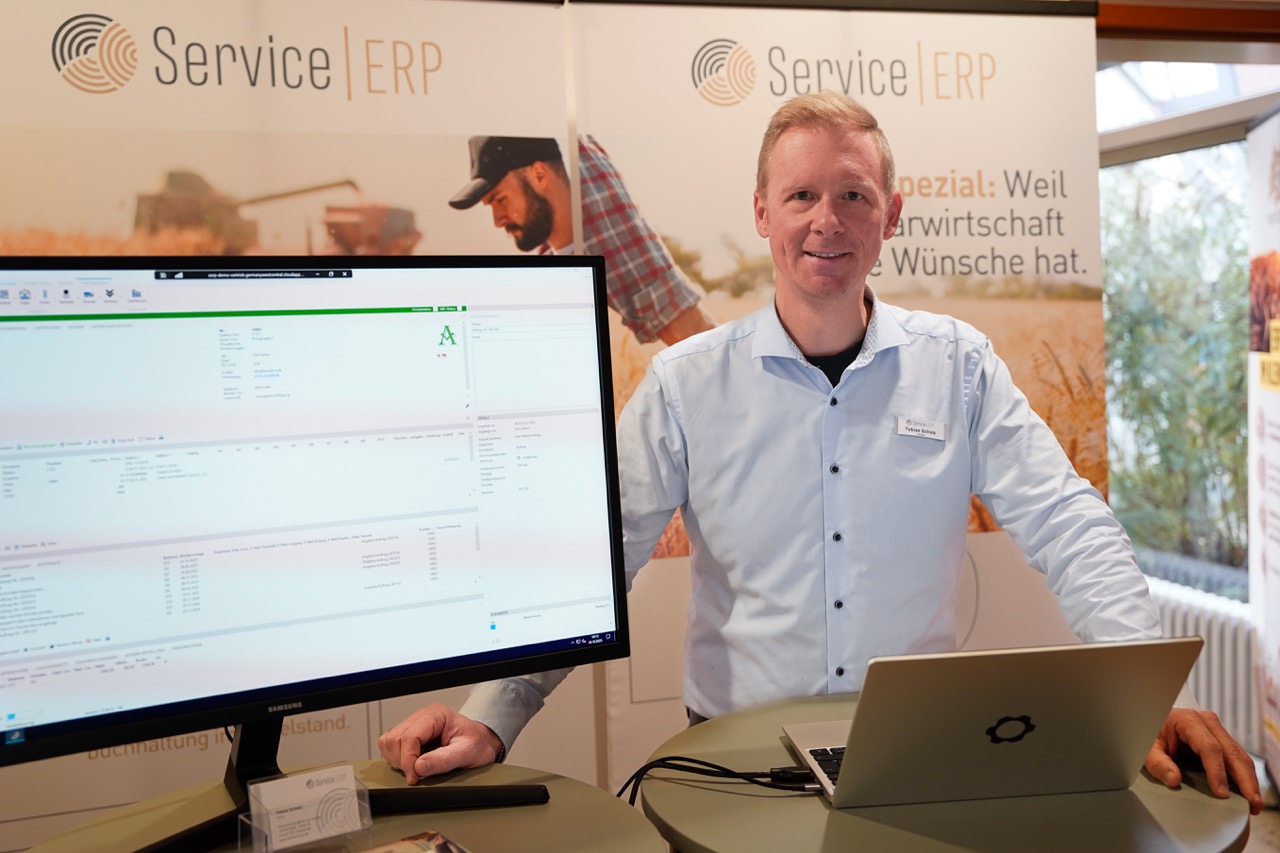 Mitarbeiter am Messestand