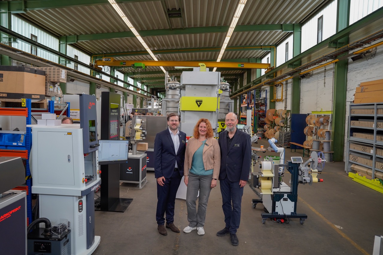 V.l.n.r.: Managing Director Sebastian Pohl mit der Leiterin der Finanzen Judith Mireisz und Global Marketing Manager Björn Voges.