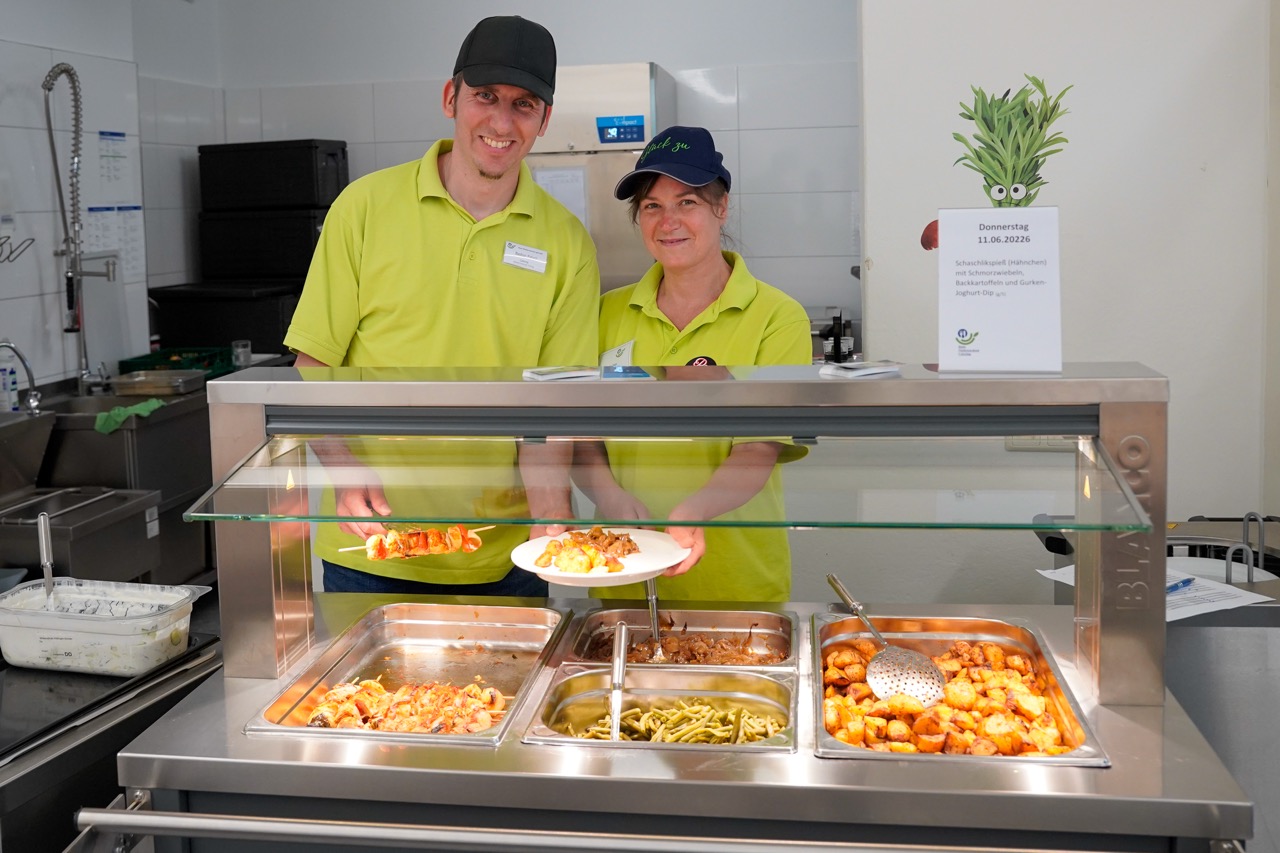 Bastian Patsch und Carola Gaas vom Caterer Haus Niedersachsen gGmbH servieren täglich 1.000 Essen für die Region.