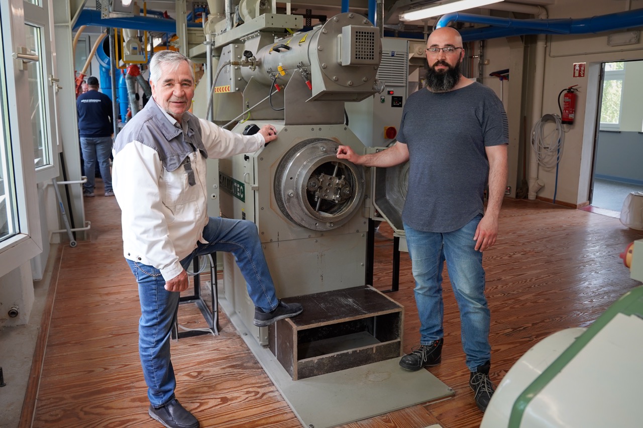 Hubertus Nitzschke, Vorsitzender des Fördervereins mit Haytham Abedo beim Rundgang.