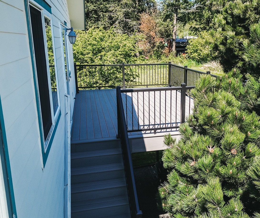 Beautiful Modern Access Deck in Mount Vernon