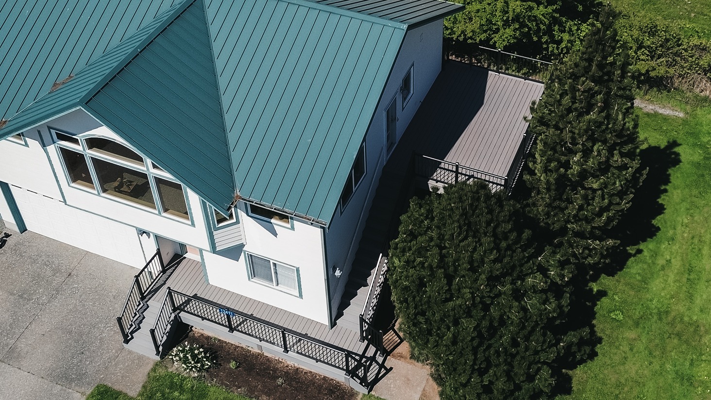 Beautiful Modern Access Deck in Mount Vernon