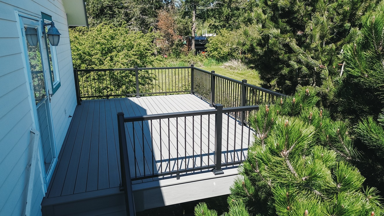 Beautiful Modern Access Deck in Mount Vernon