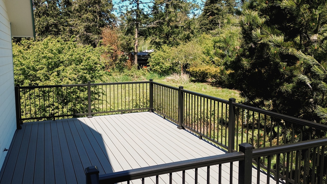 Beautiful Modern Access Deck in Mount Vernon